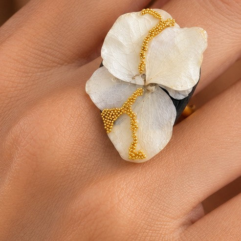 Hortensia IV – håndlaget ring med ekte blomster fra Tenerife 🤍🌴