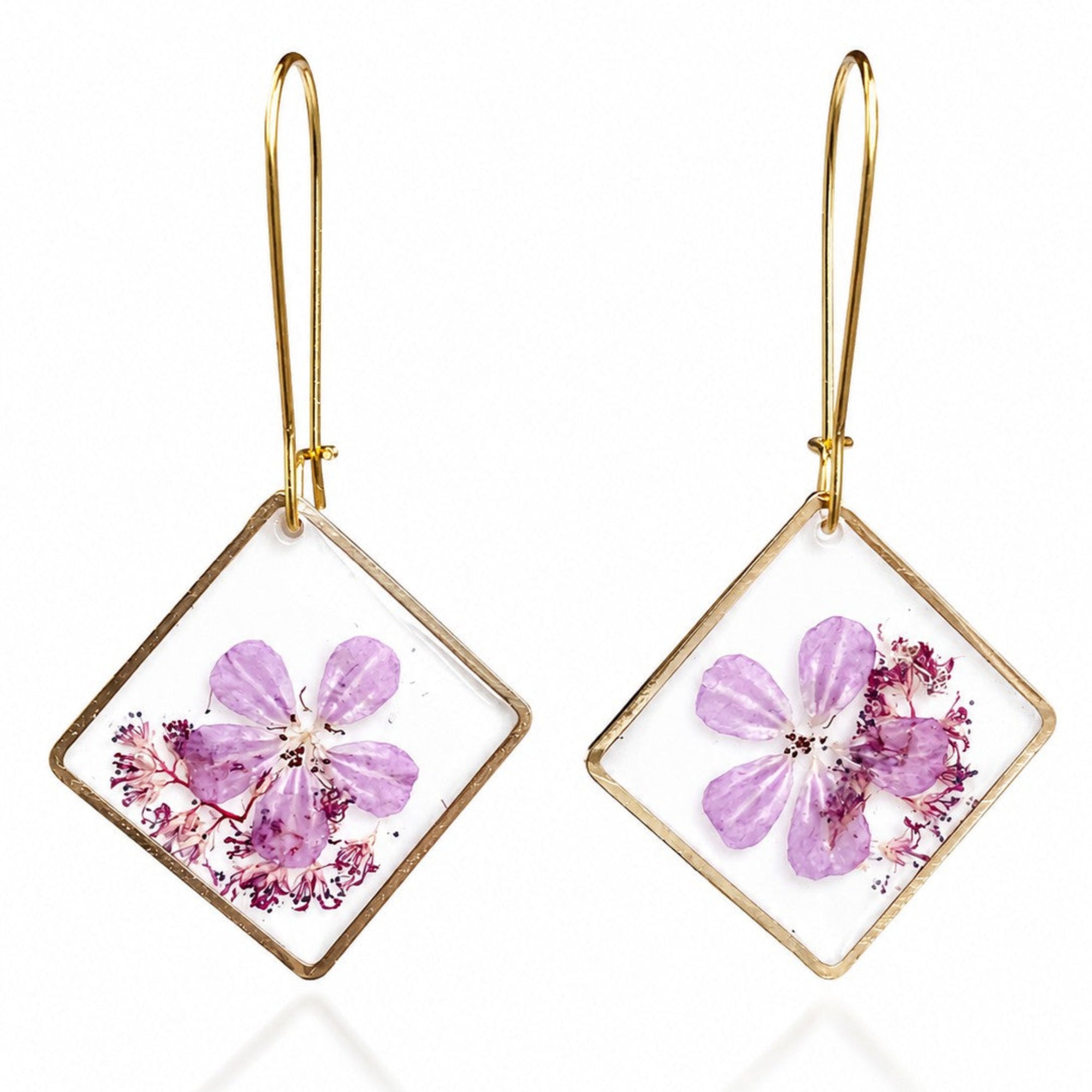 Stankstorkenebb I øredobber i rombe-formet epoksyharpiks og gull