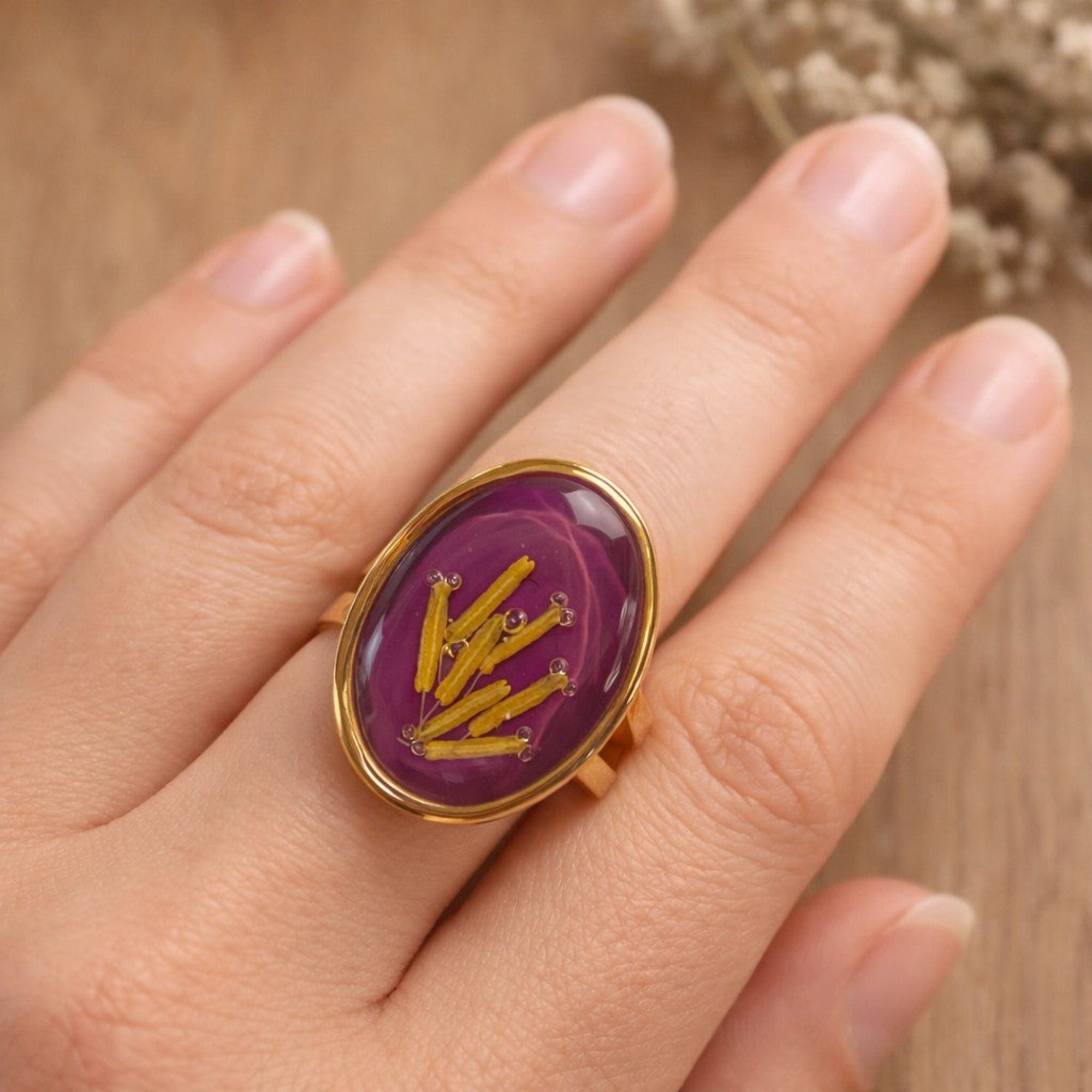 LV Oval - Håndlaget ring med ekte blomster – unik gave – naturinspirert smykke - justerbar ring