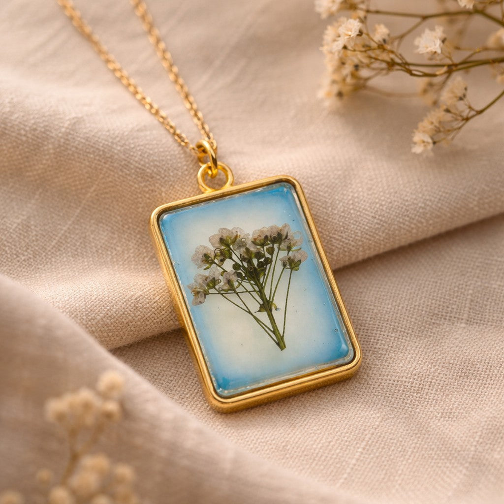 Io - Epoxy Resin Anheng med Hvite Blomster i Blått