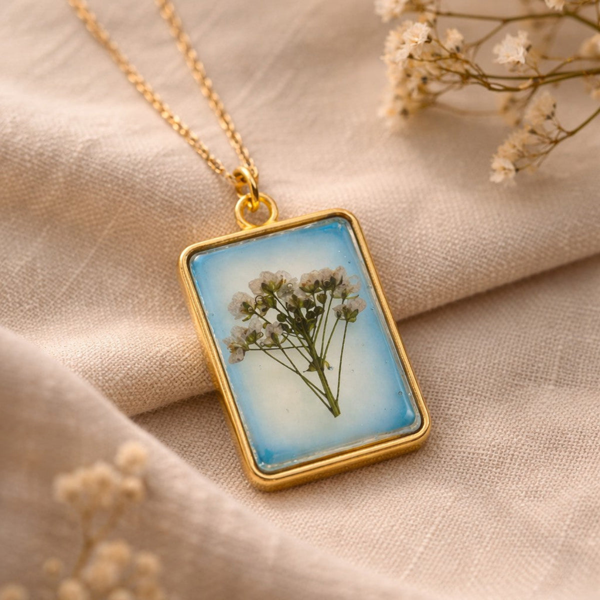 Io - Epoxy Resin Anheng med Hvite Blomster i Blått