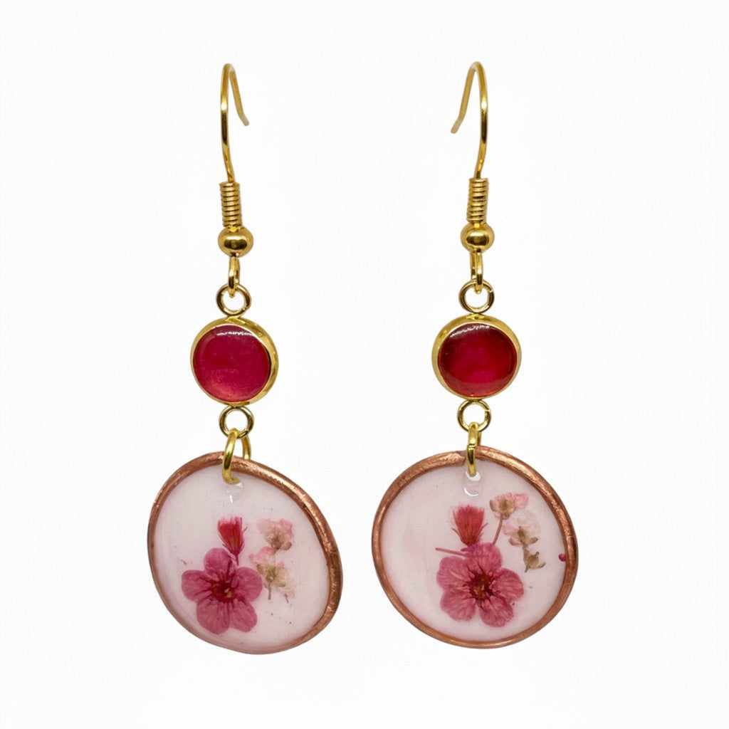Bella - Øredobber med Prensede Blomster i Epoxy Resin