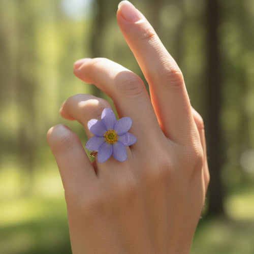 Blåveis Ring – Håndlaget Ring med Ekte Blåveis i Resin | Justerbar Botanisk Ring | Natursmykke | Gave til Henne