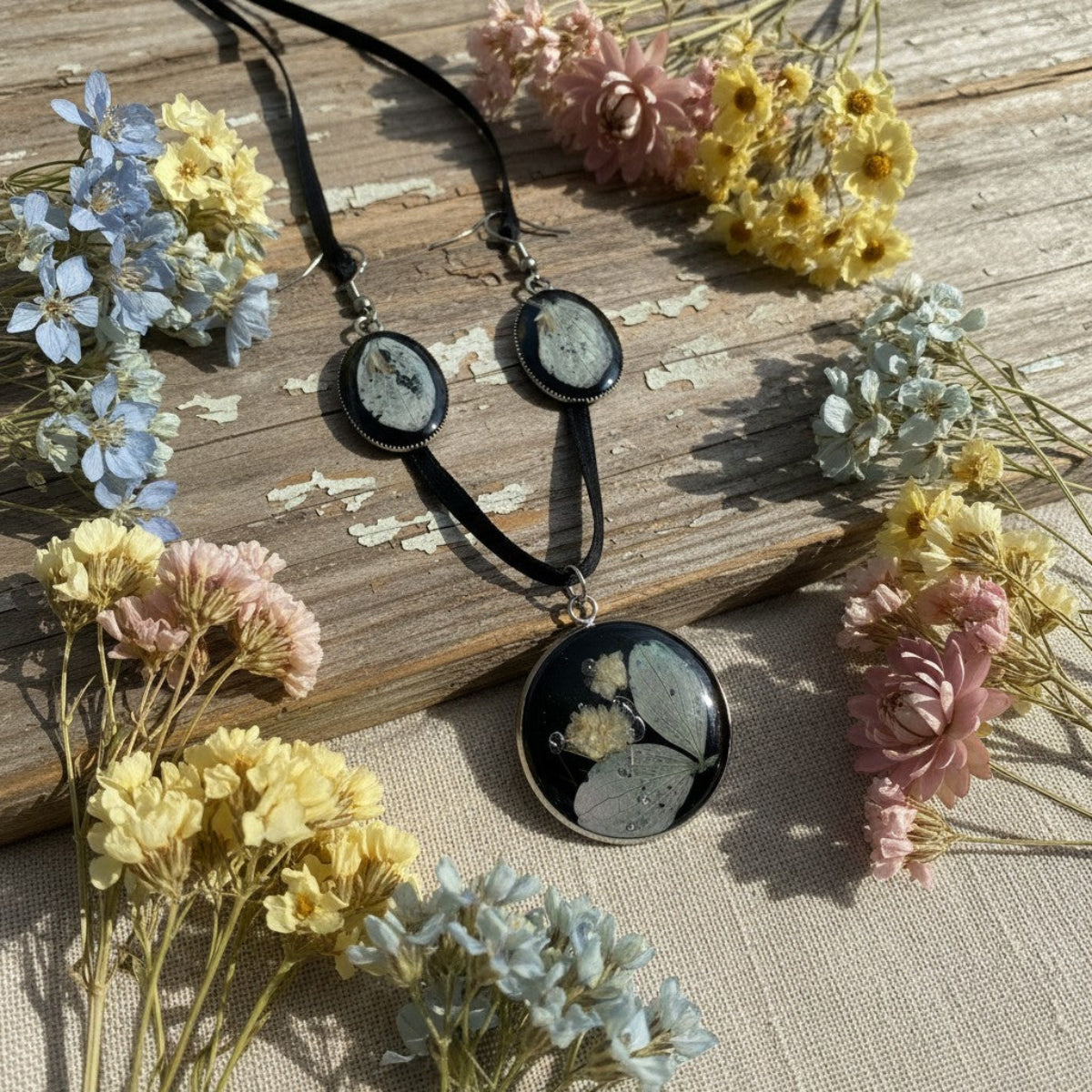 Black Mirror - Håndlagde Epoxy Smykkesett med Tørrede Blomster