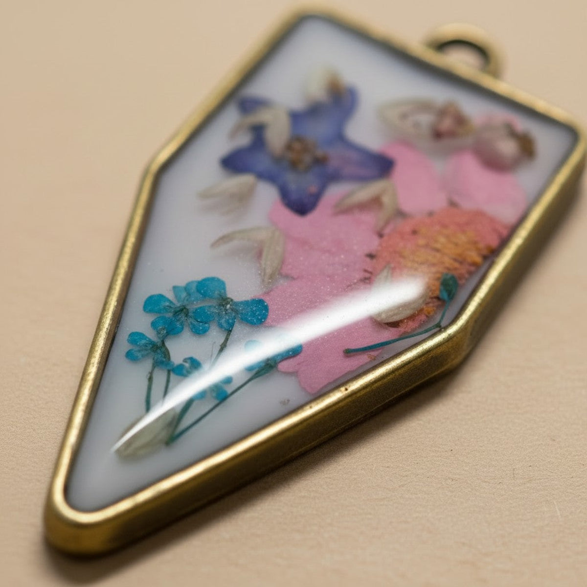 Pandora - Epoxy Resin Anheng Triangulær med Fargerike Blomster