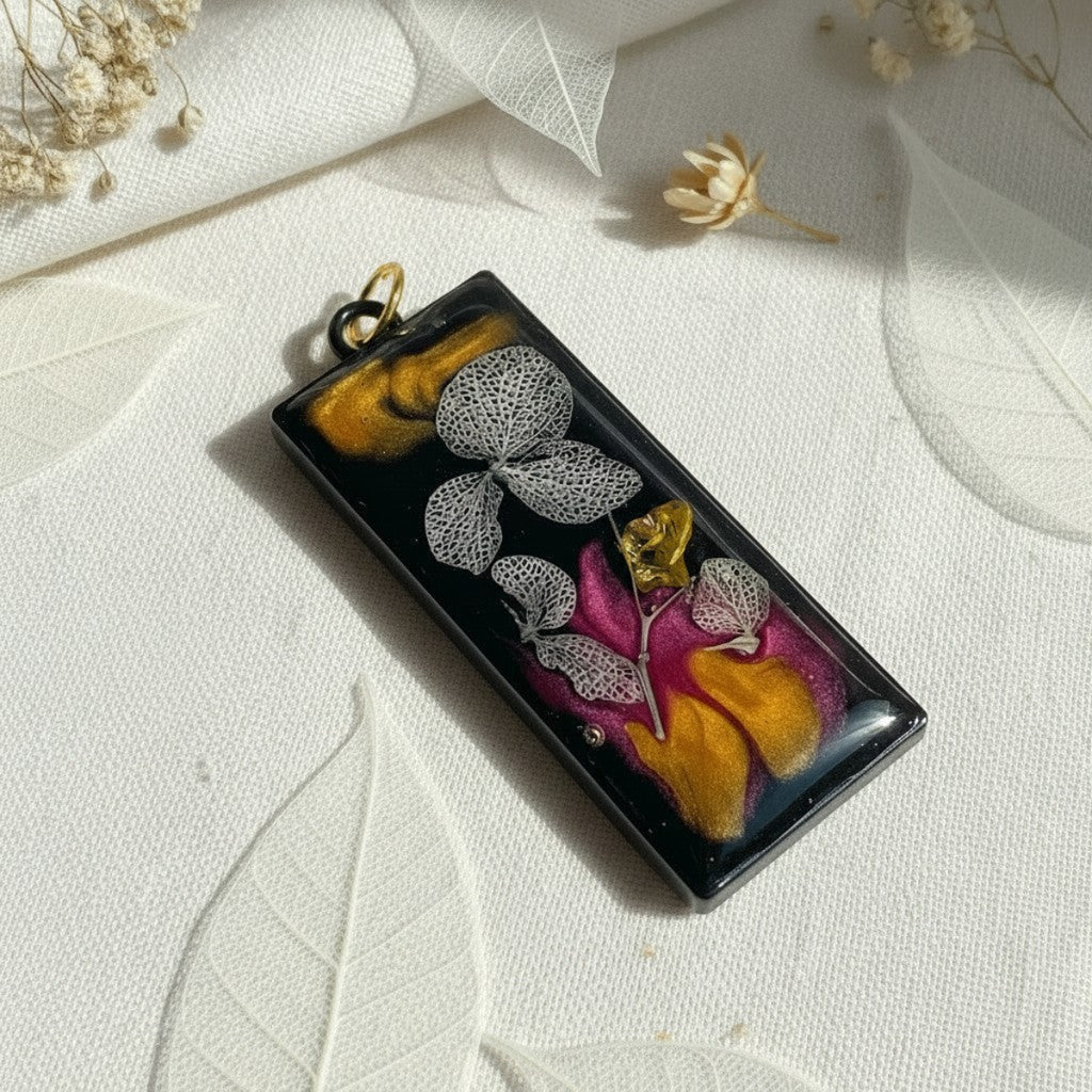 Nix - Epoxy Resin Anheng med Skjelettblomster