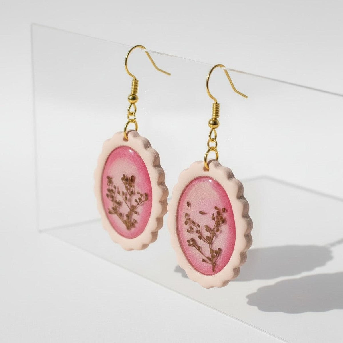 Cookie - Polymer Clay Øredobber med Innkapslet Villeblomster i Resin