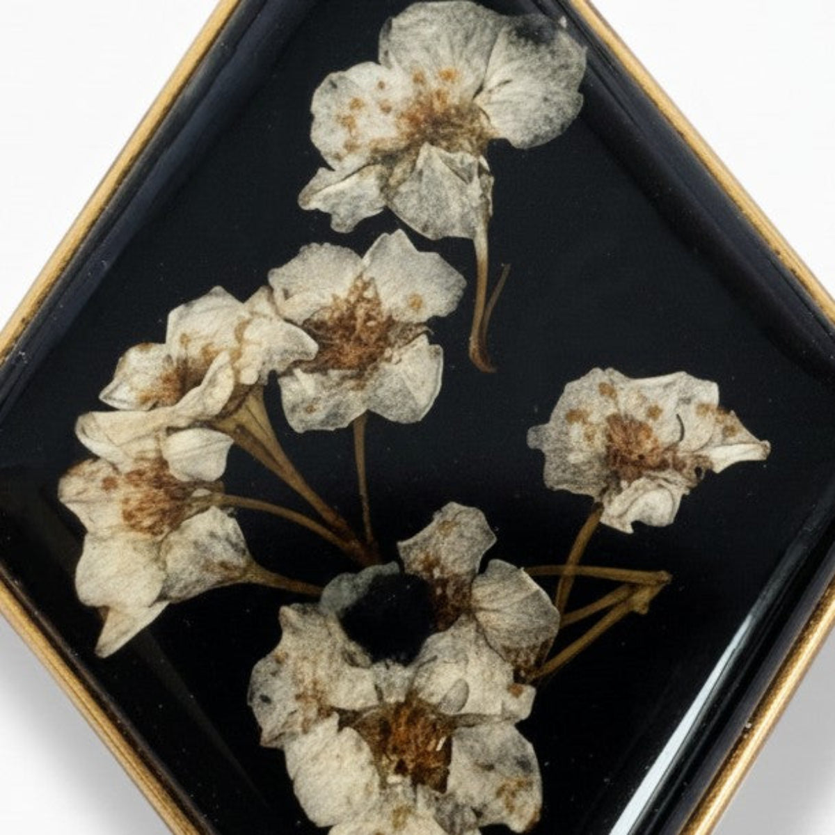 Darcy – Håndlagde pendant med ekte blomster i resin