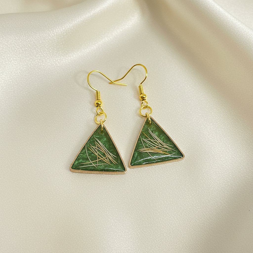 Emerald epoxy øredobber con fondo de seda blanco roto