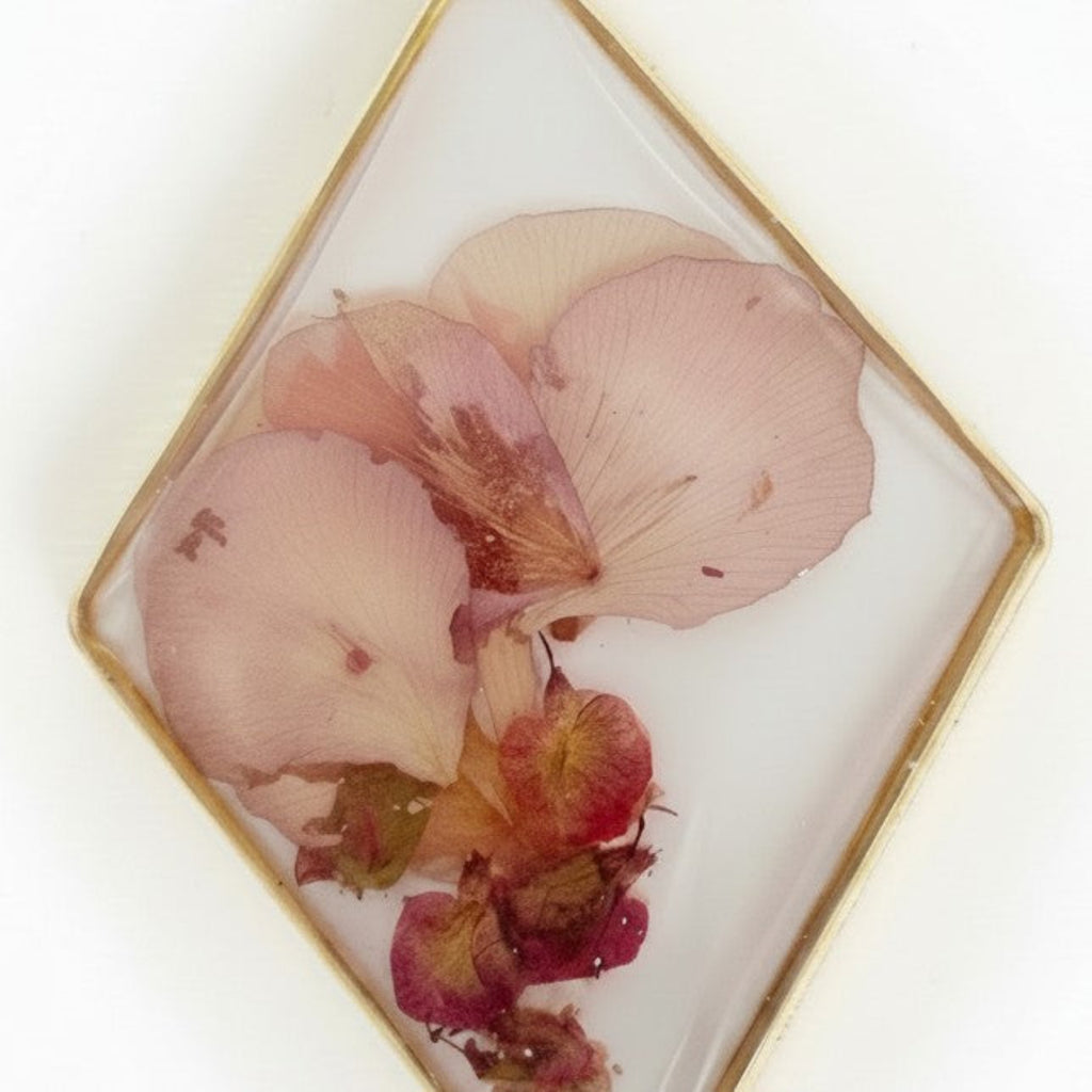 Emma – Håndlagde Pendant med ekte blomster i resin