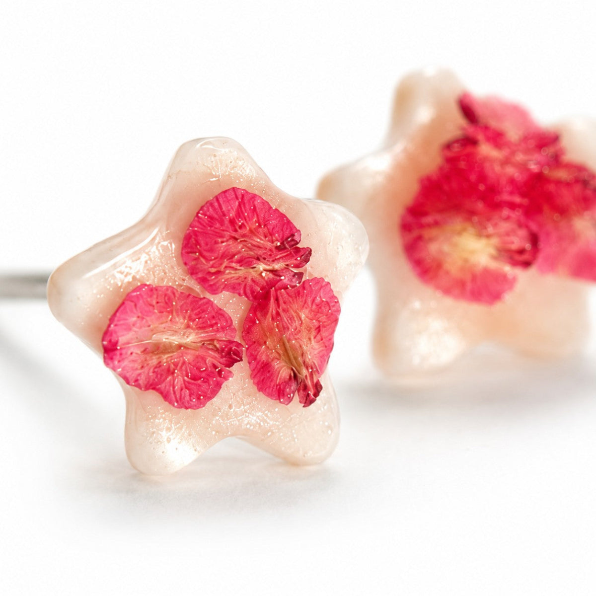 Rumex I – Øredobber med ekte blomsterstjerne – Rosa harpiksøredobber i villblomsterstil – Gave til bestevenn – Gave til naturelskere – Håndlagde botaniske smykker