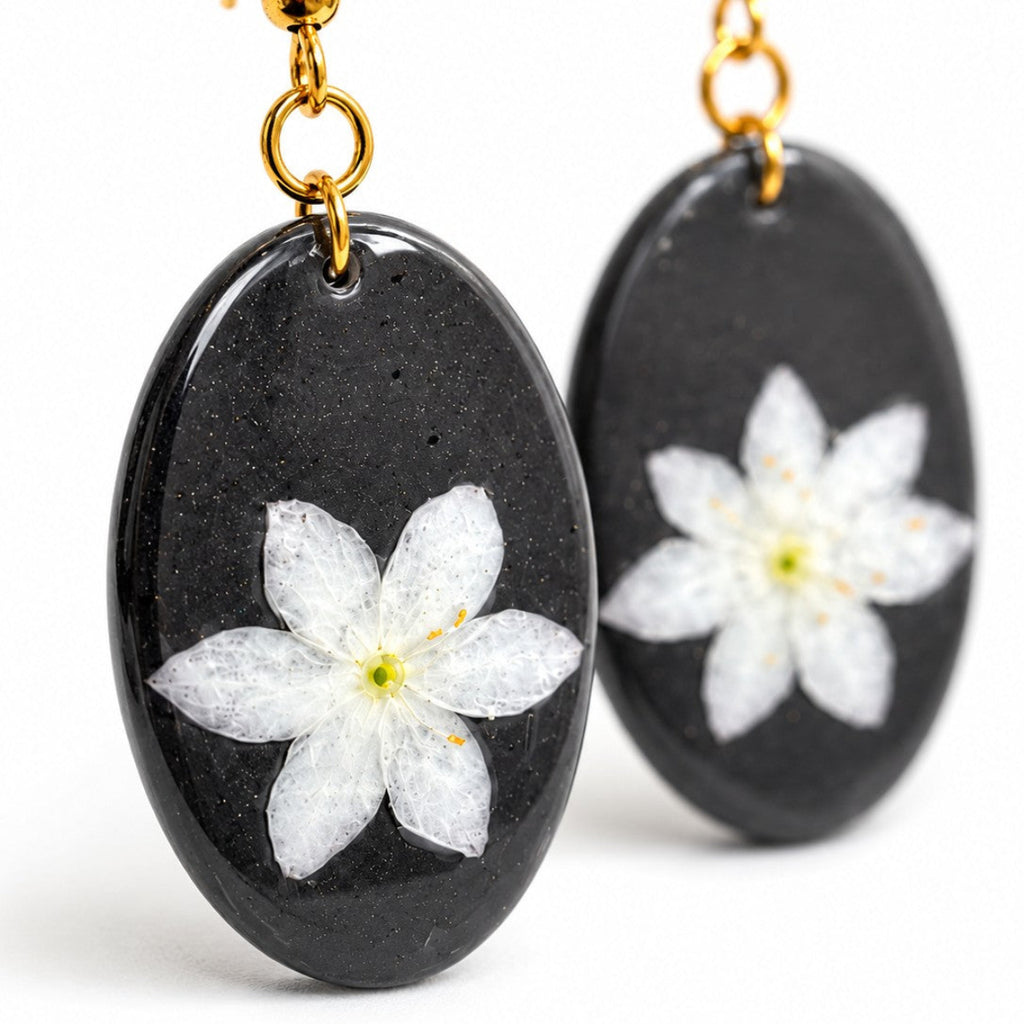 Skogstjerne S2 – Øredobber med ekte hvit blomst i resin – Botaniske sorte øredobber, håndlaget blomstersmykke, naturinspirerte ovale øredobber
