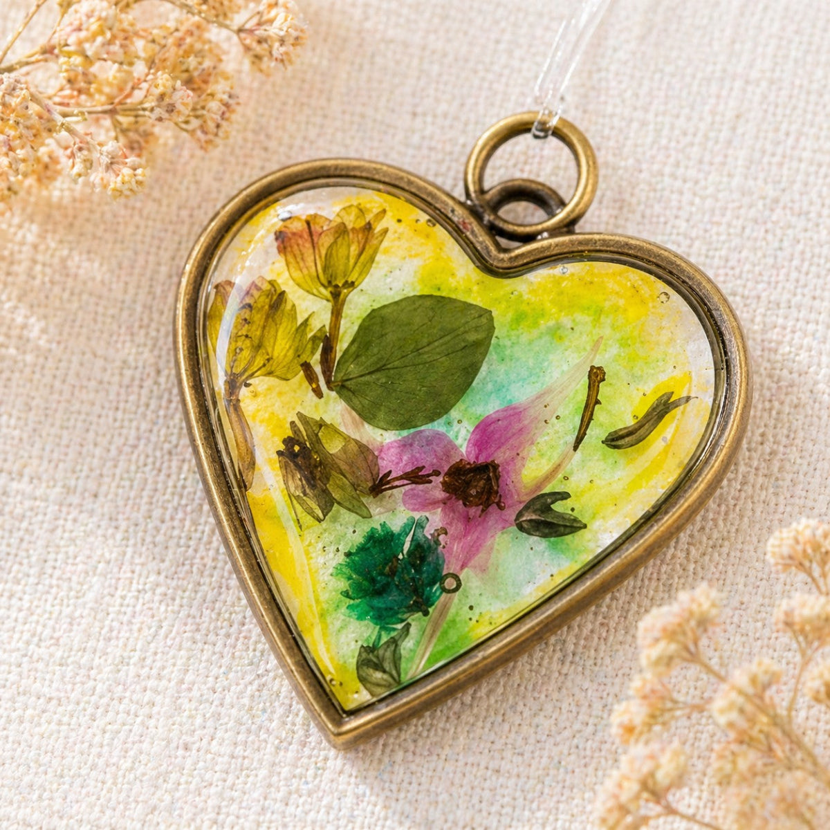 Tebe - Epoxy Resin Anheng Hjerteformet med Fargerike Blomster