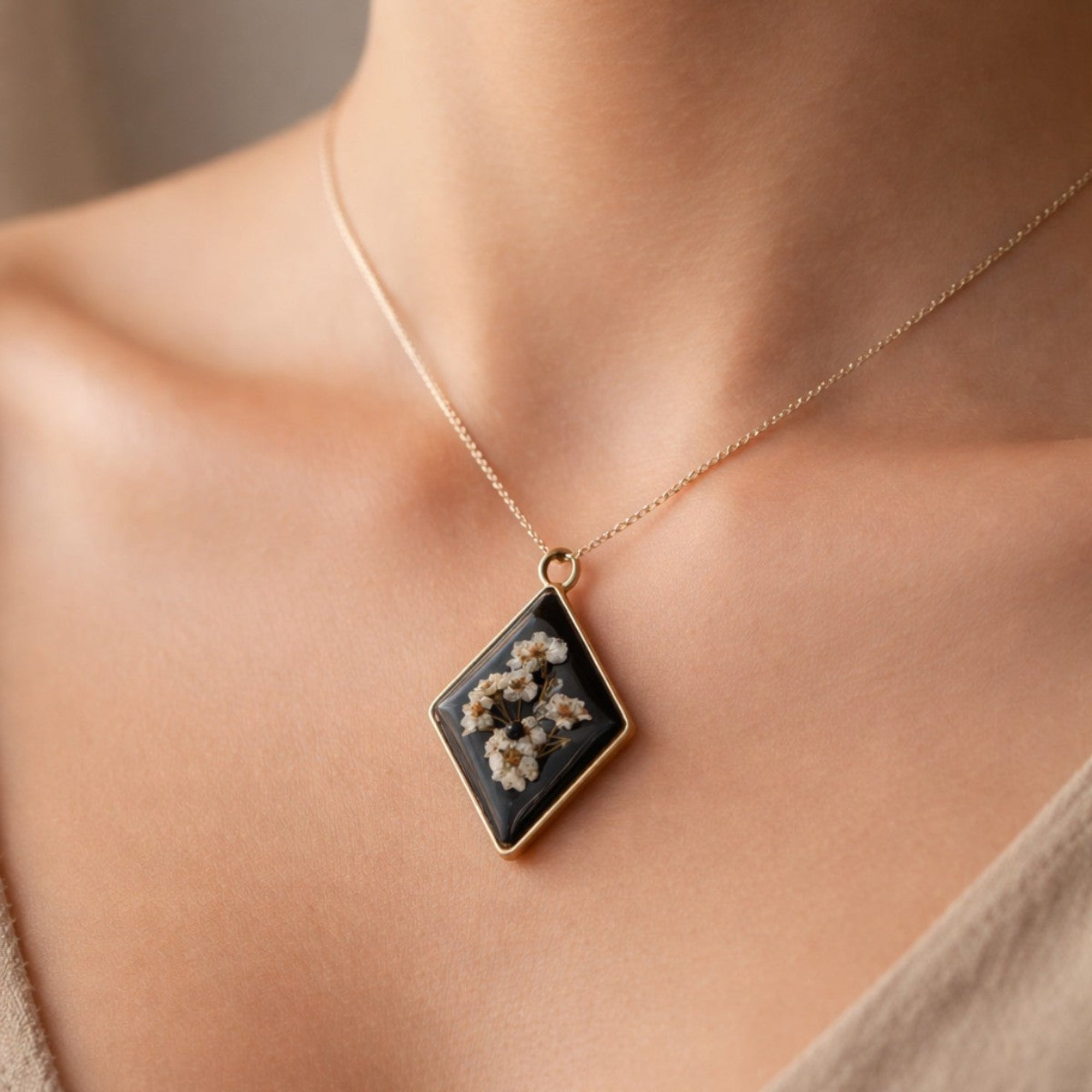 Darcy – Håndlagde pendant med ekte blomster i resin
