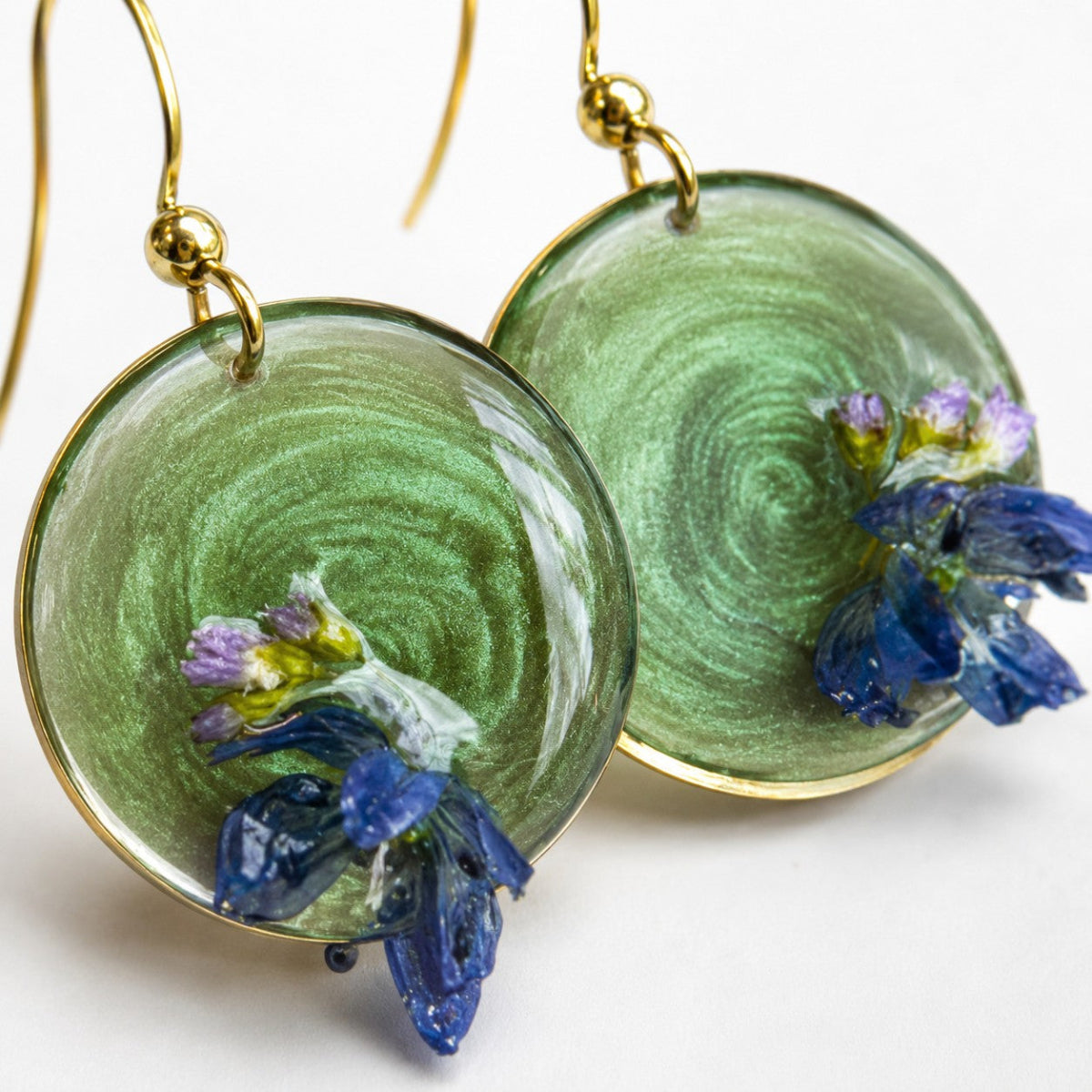 Blåklokke - Øredobber med ekte blomster i resin – Perlegrønne botaniske øredobber – 18K gullbelagt blomstersmykke – Håndlaget naturinspirert gave