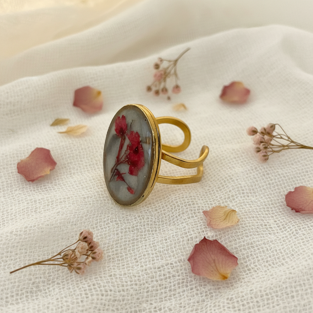 Valentine epoxy ring vista lateral sobre gasa con flores