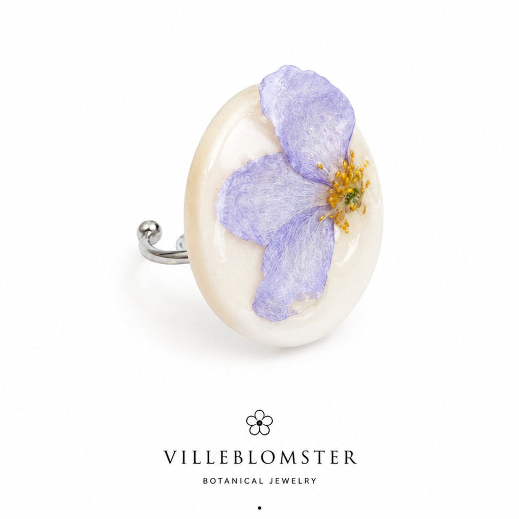 Halvblåveis Ring – Justerbar botanisk ring med ekte blåveis – Håndlaget resinring