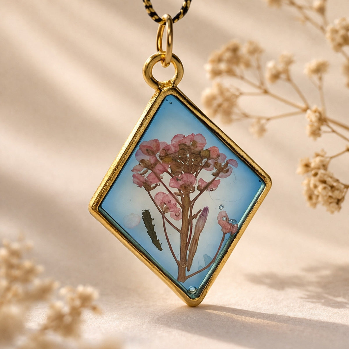 Calisto - Epoxy Resin Anheng Rombe med Rosa Blomster i Blått