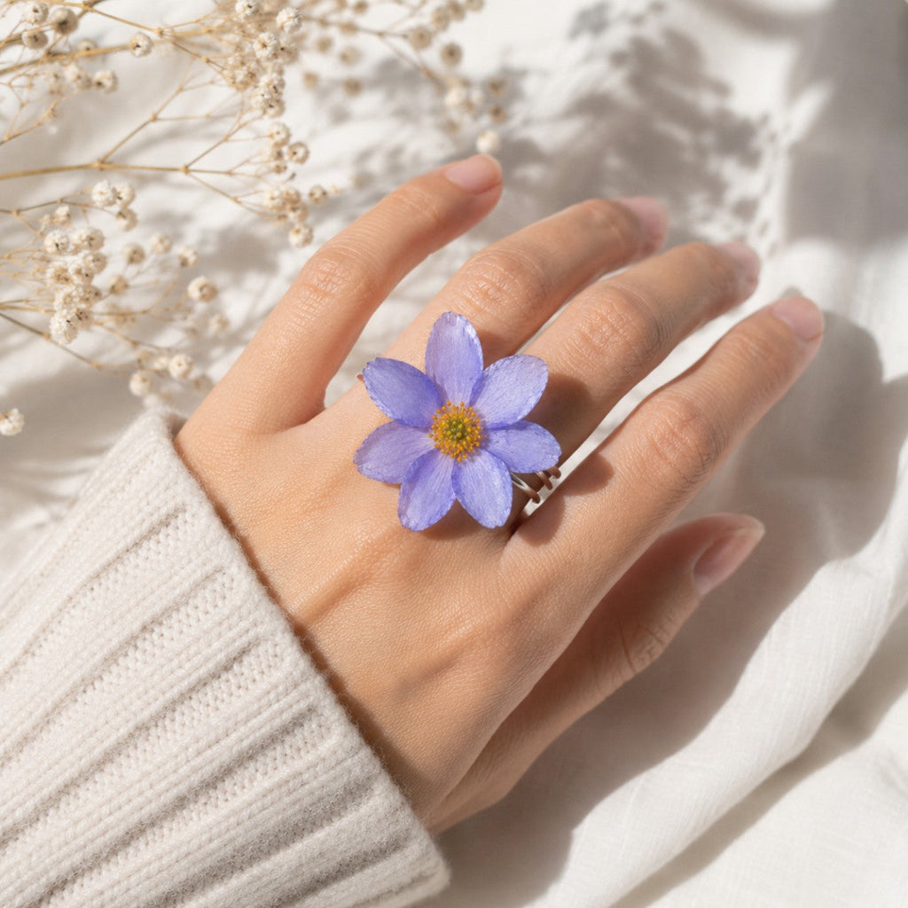 Blåveis Ring - Håndlaget ring med ekte blåveis innkapslet i resin
