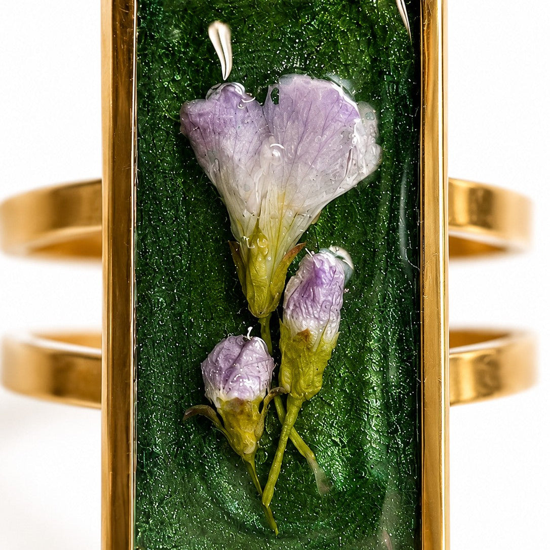 Ver Florens – Ring med ekte blomster i resin – Justerbar botanisk gullring med pressede blomster, håndlaget natursmykke
