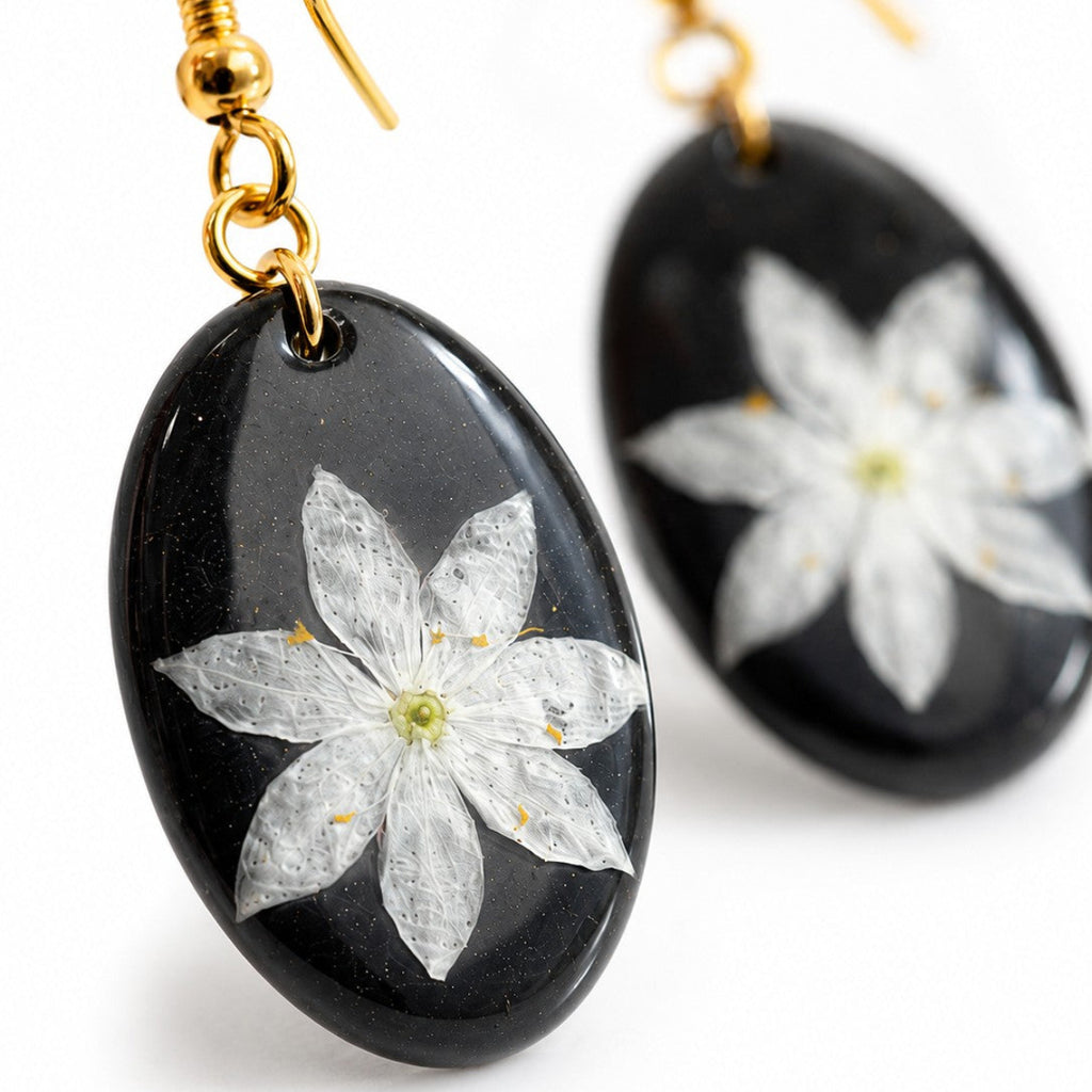 Skogstjerne S1 – Øredobber med ekte hvit blomst i resin – Botaniske sorte øredobber, håndlaget blomstersmykke, naturinspirerte ovale øredobber