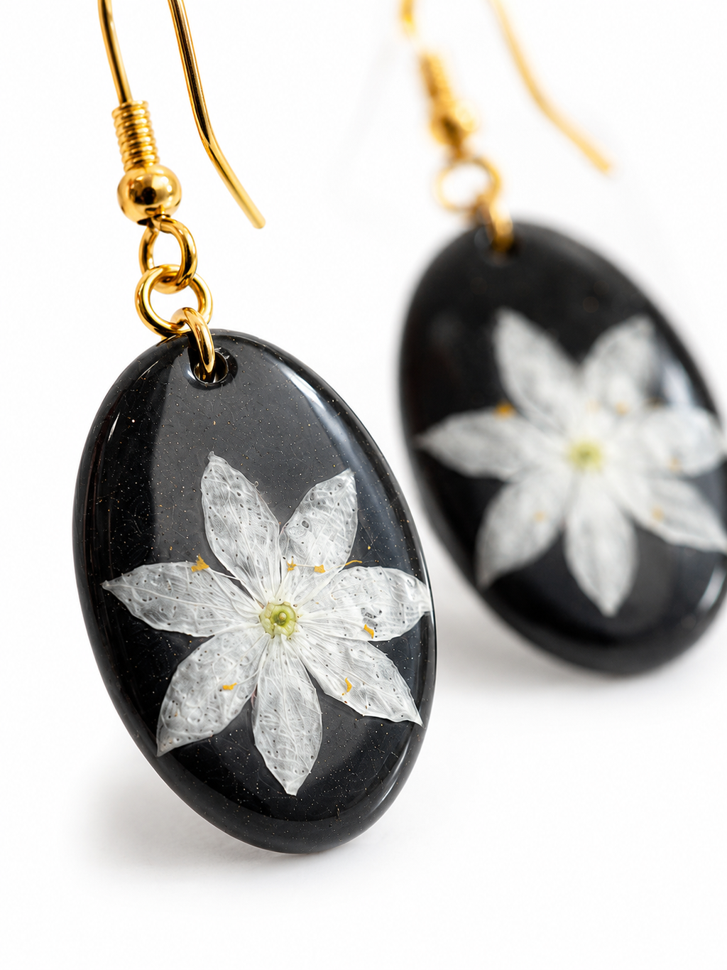 Skogstjerne S1 – Øredobber med ekte hvit blomst i resin – Botaniske sorte øredobber, håndlaget blomstersmykke, naturinspirerte ovale øredobber