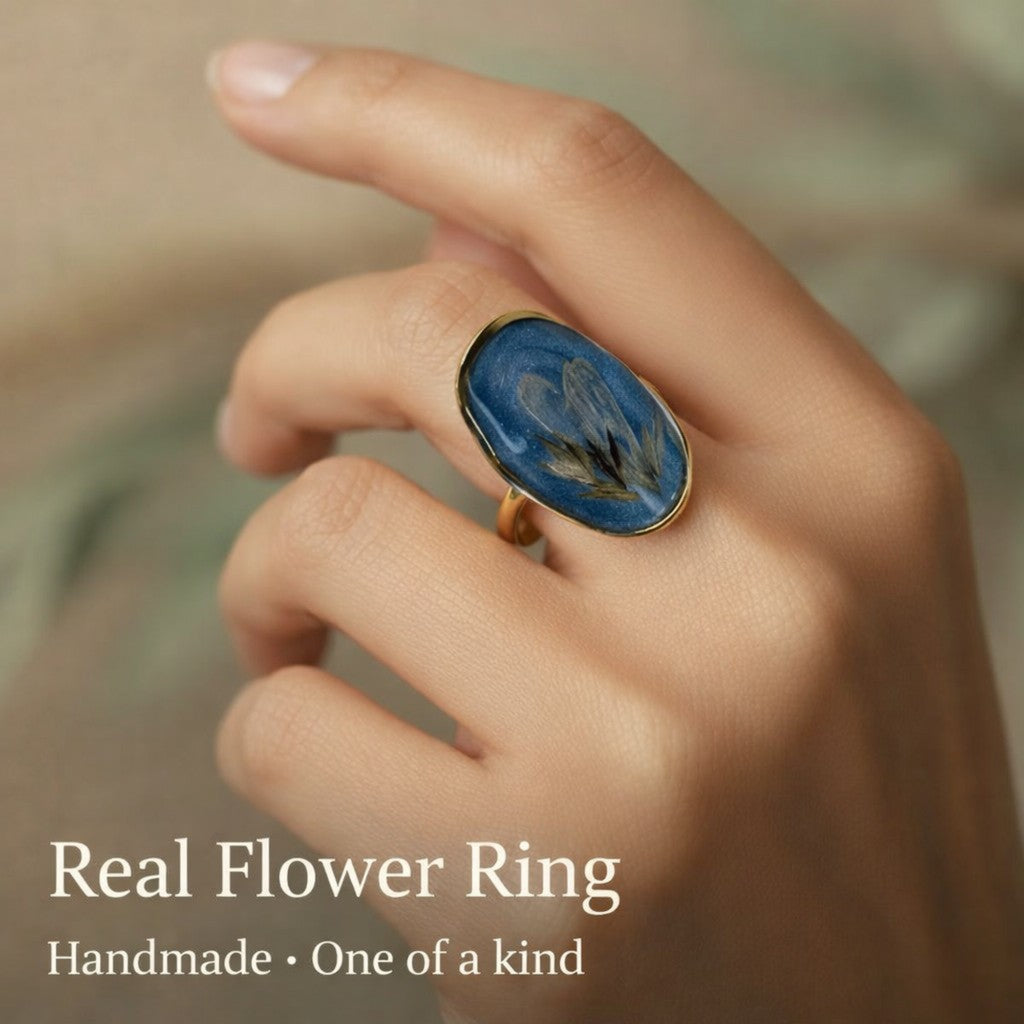 Blå himmelen - Håndlaget ring med ekte blomster – unik gave – naturinspirert smykke - justerbar ring
