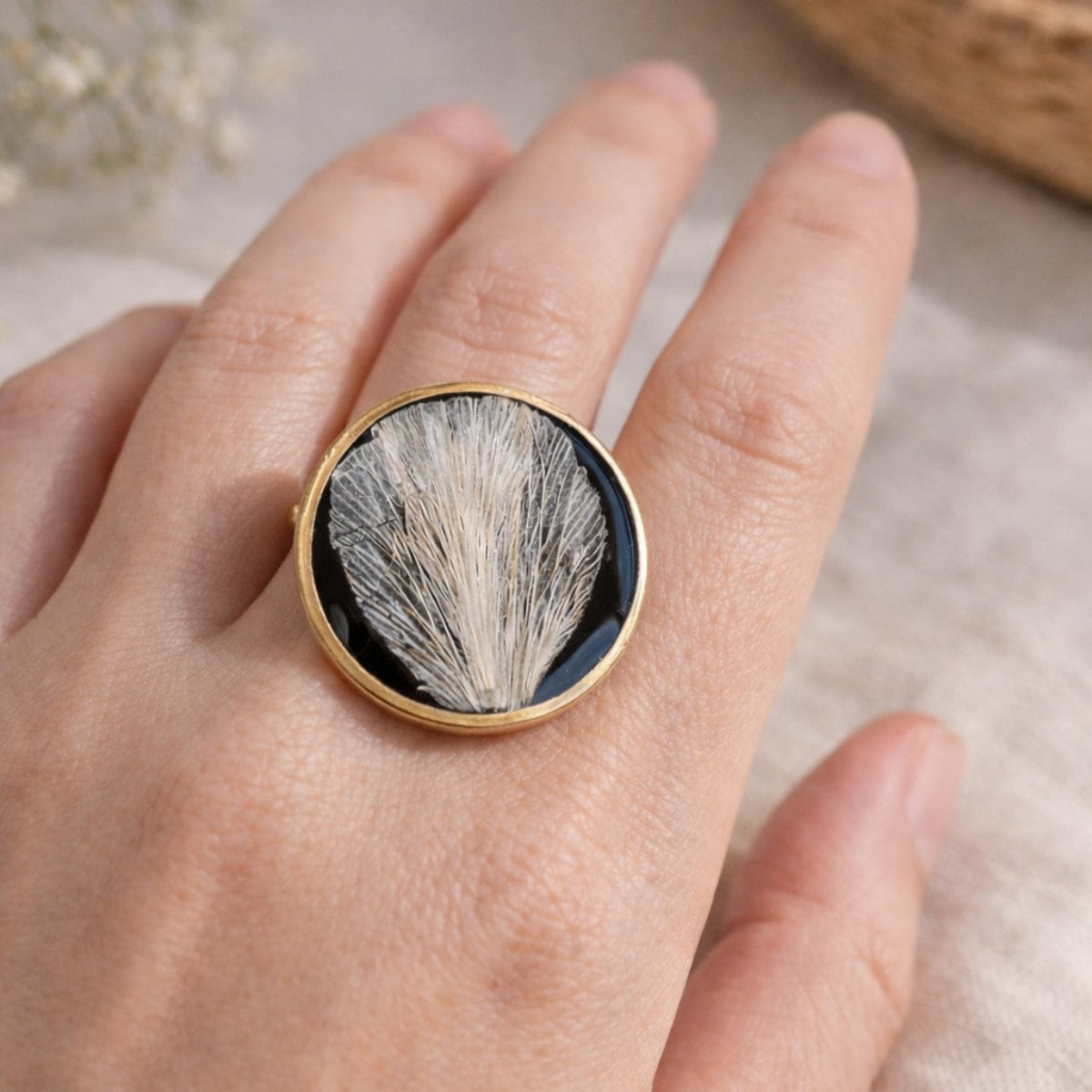 Libellula – Håndlagde ring med ekte blomster i resin