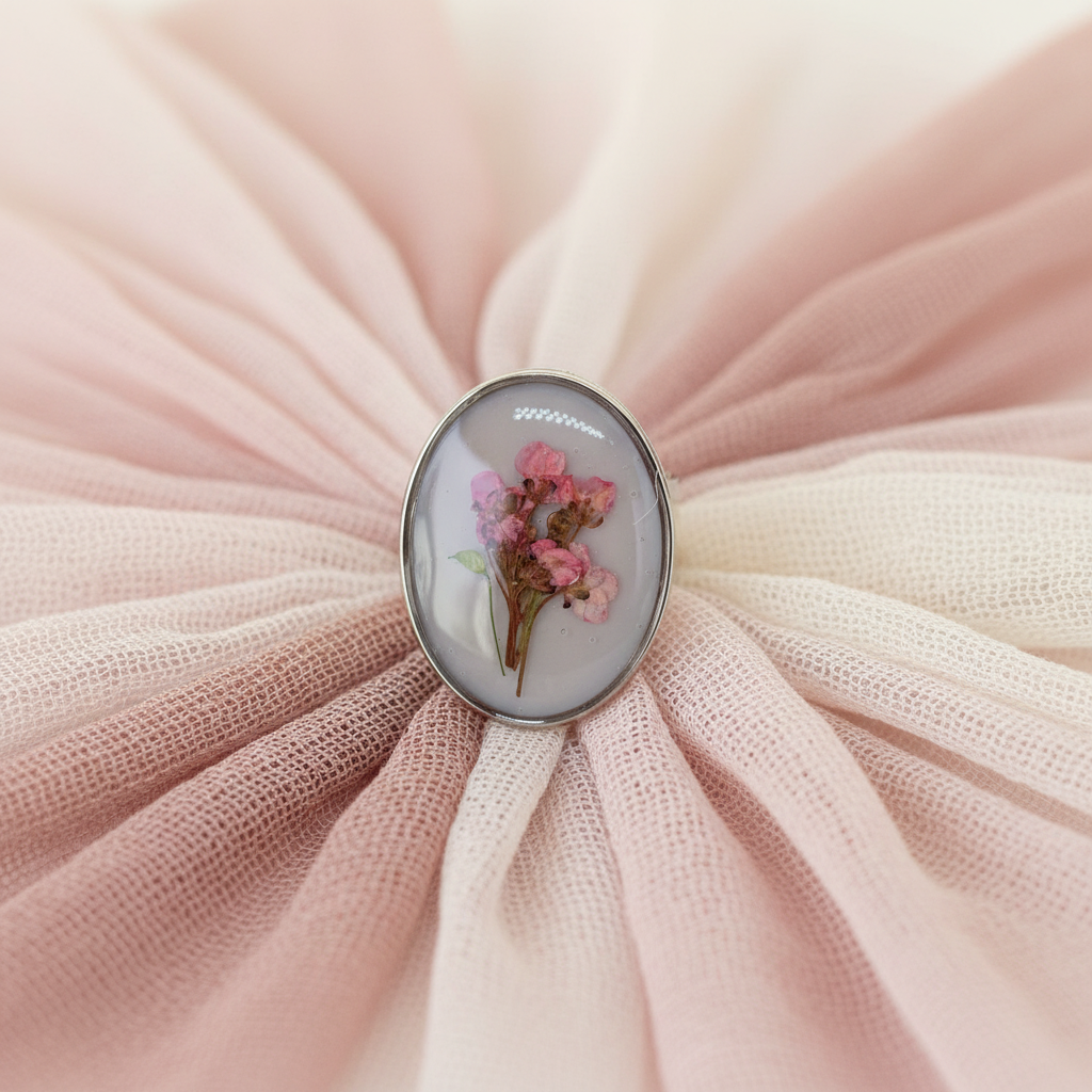 Rosa Rosae ring vista frontal con capas de gasa romántica