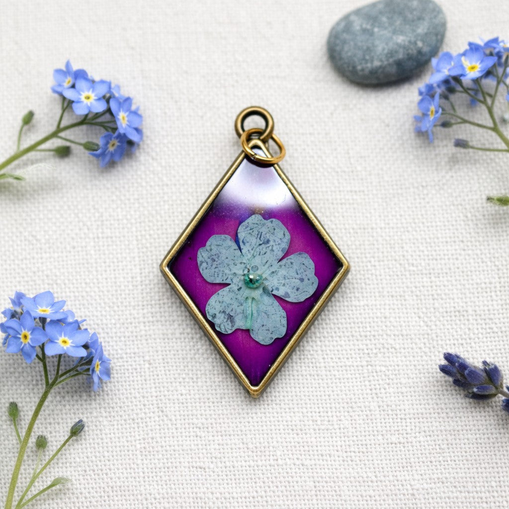 Himalia - Epoxy Resin Anheng Rombe med Blå Blomst