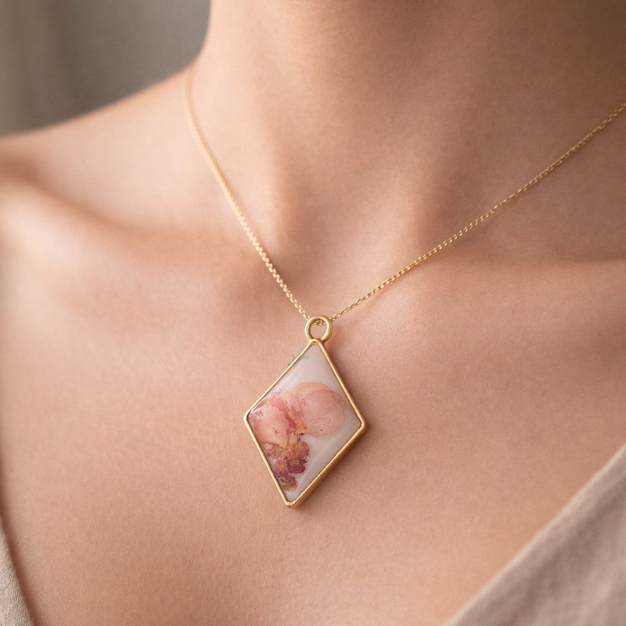 Emma – Håndlagde Pendant med ekte blomster i resin