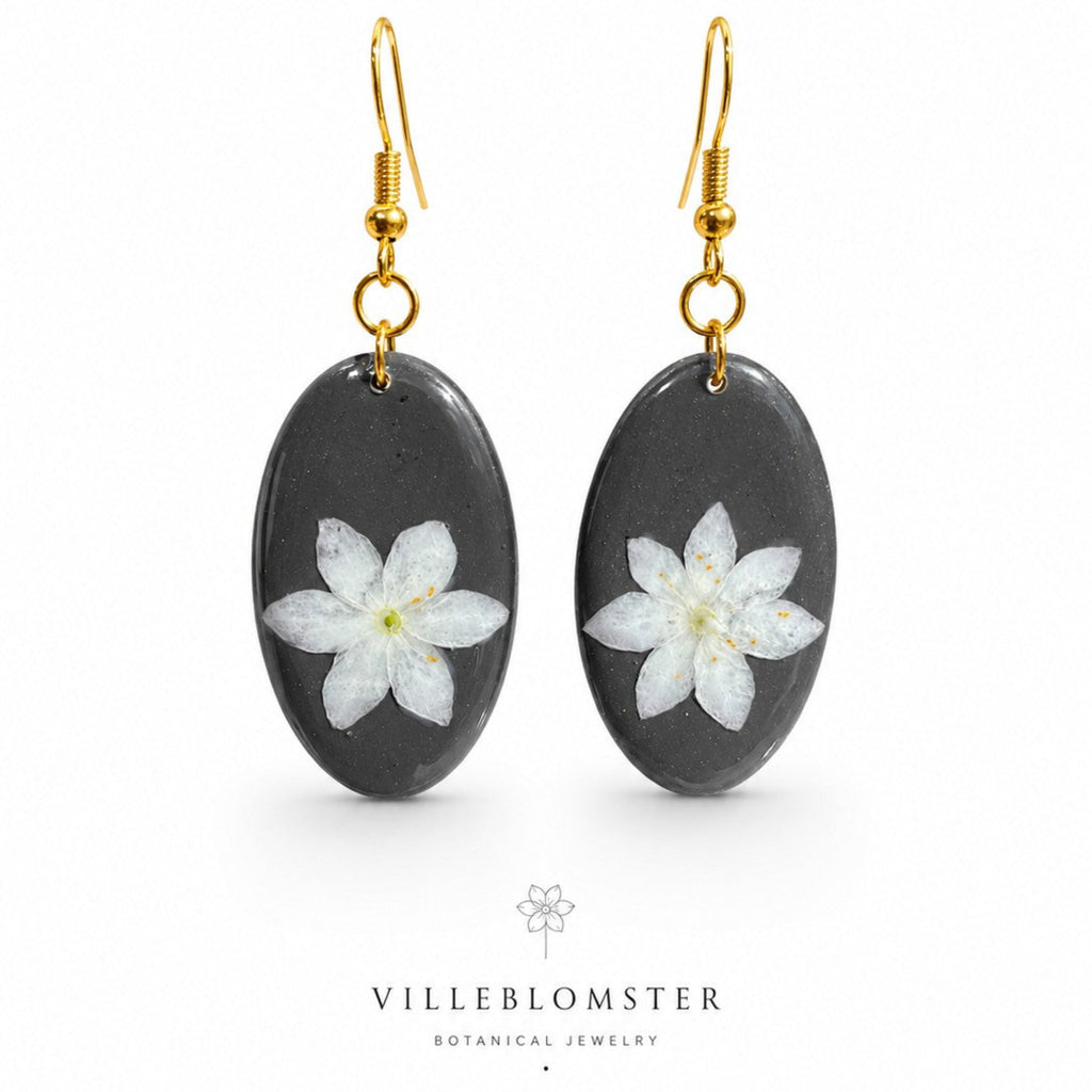 Skogstjerne S2 – Øredobber med ekte hvit blomst i resin – Botaniske sorte øredobber, håndlaget blomstersmykke, naturinspirerte ovale øredobber