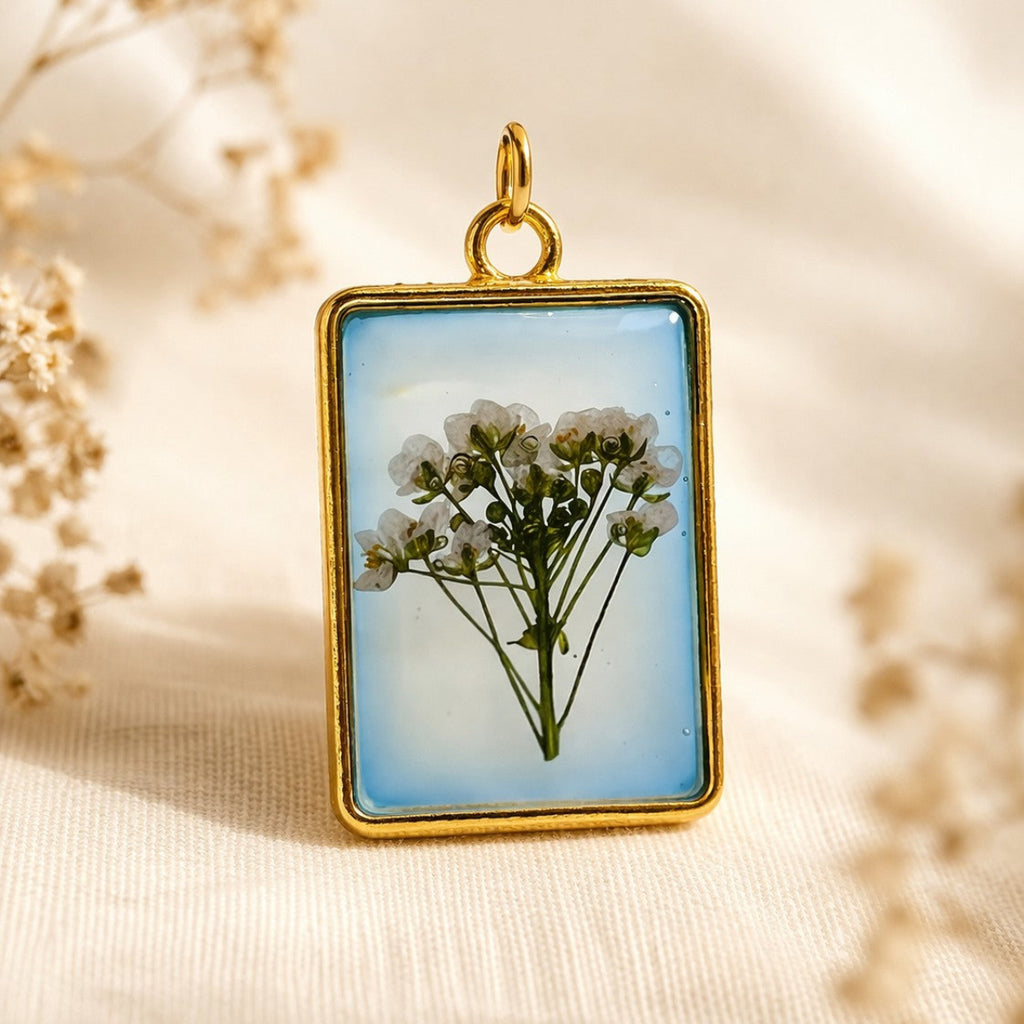 Io - Epoxy Resin Anheng med Hvite Blomster i Blått