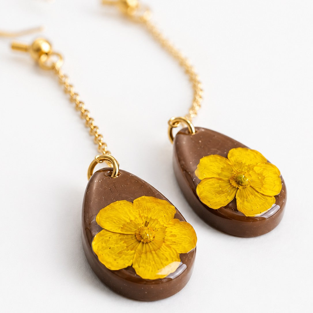 Smørblomst 1 – Håndlagde øredobber med ekte buttercup blomster – Botaniske smykker i harpiks | Villeblomster -