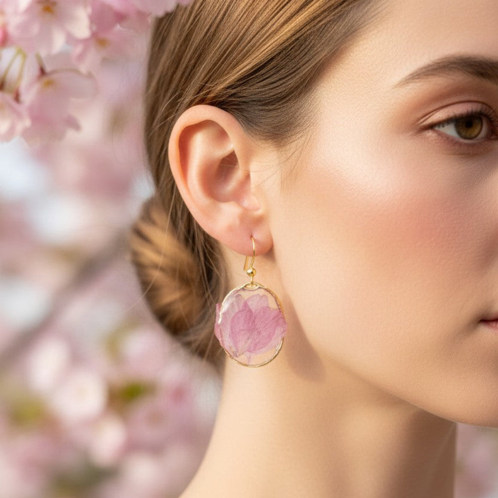Kanzan øredobber -Håndlagde øredobber med ekte Kanzan-blomsterblader – bevart i resin