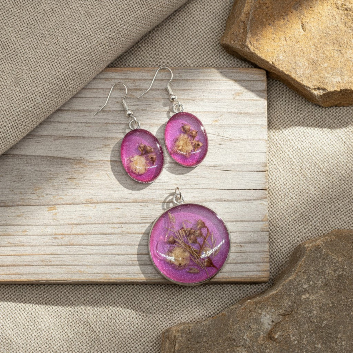 La vie en fuchsia - Håndlagde Epoxy Smykkesett med Tørrede Blomster