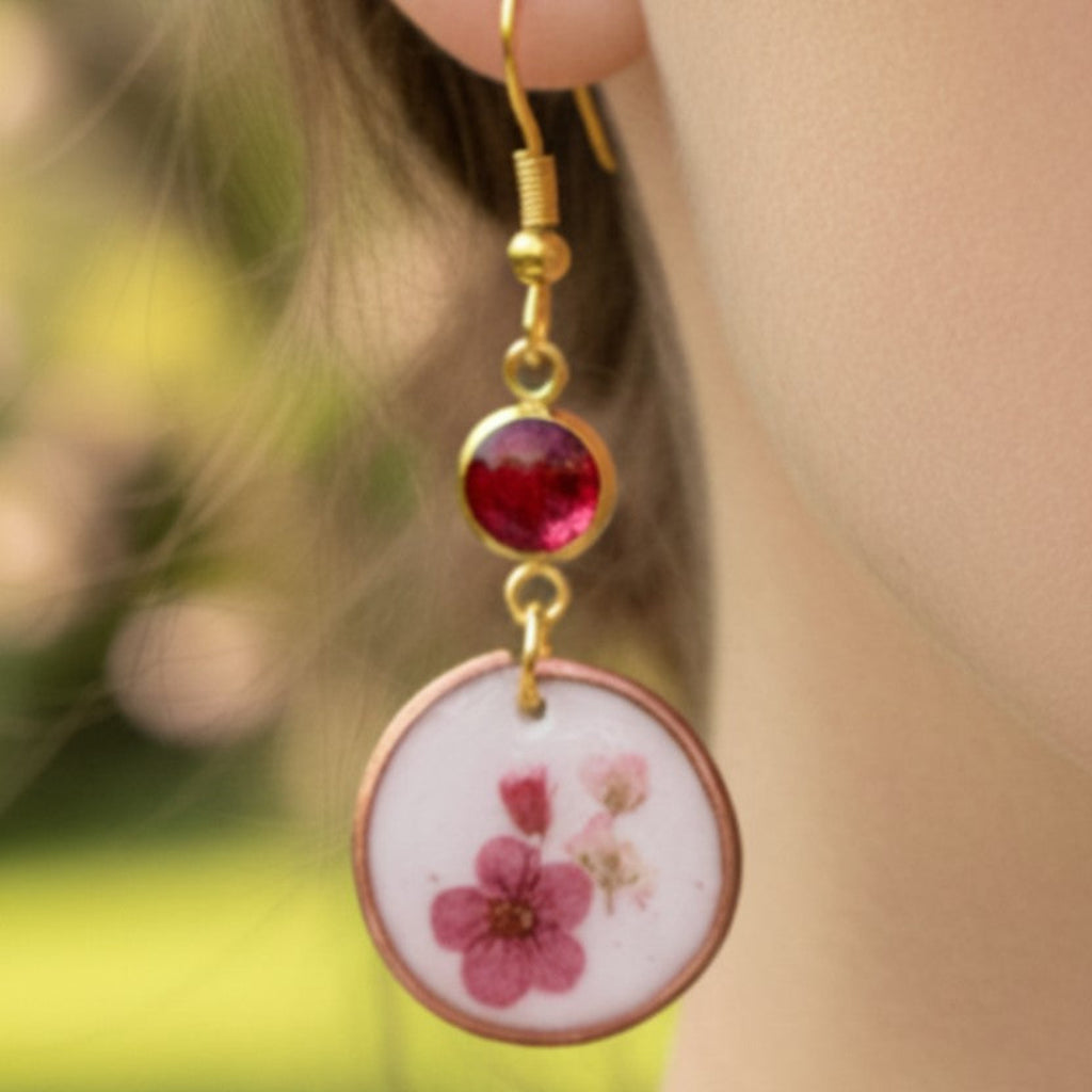 Bella - Øredobber med Prensede Blomster i Epoxy Resin