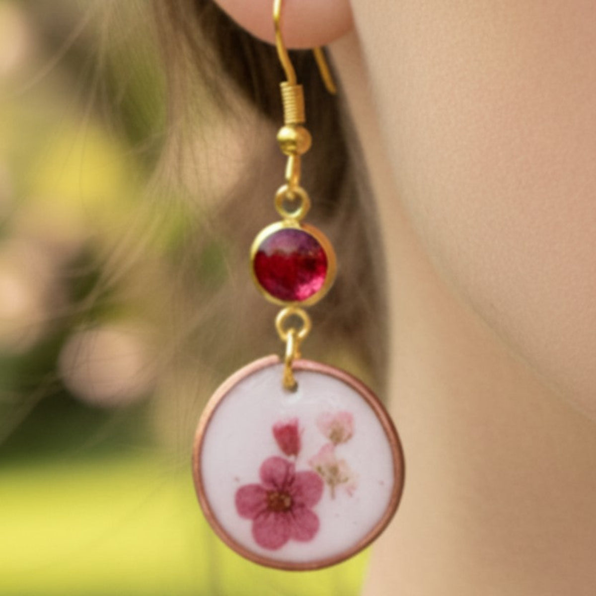 Bella - Øredobber med Prensede Blomster i Epoxy Resin