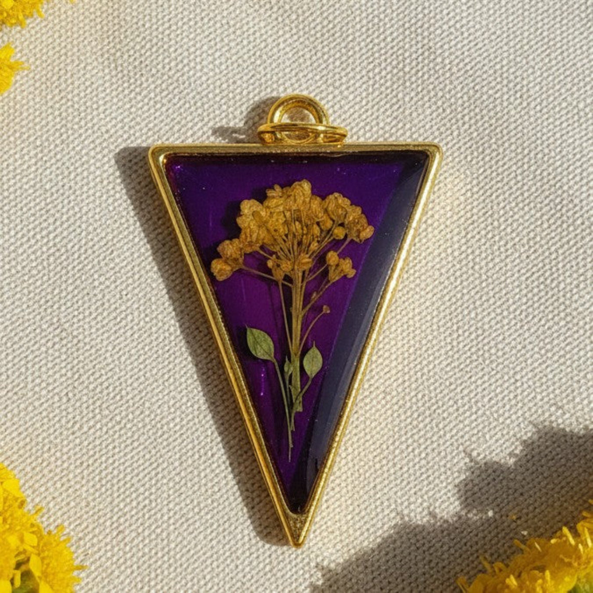 Luthien - Epoxy Resin Anheng Triangulær med Gule Blomster