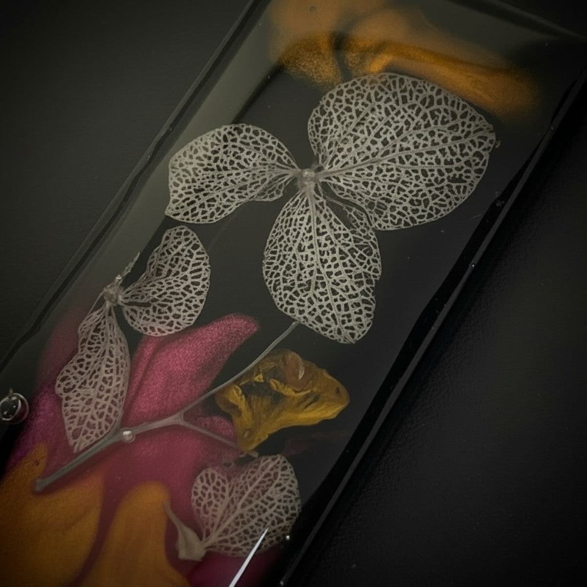 Nix - Epoxy Resin Anheng med Skjelettblomster