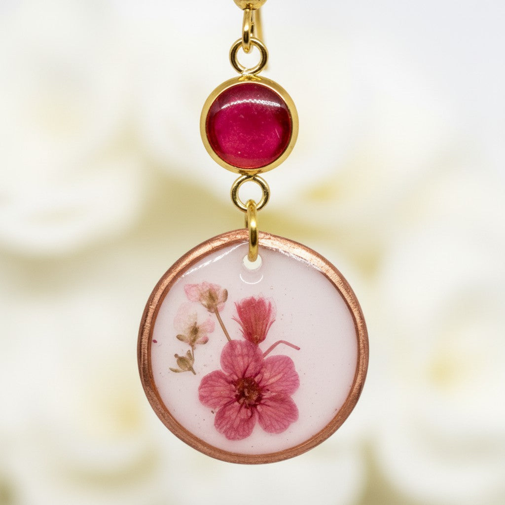 Bella - Øredobber med Prensede Blomster i Epoxy Resin
