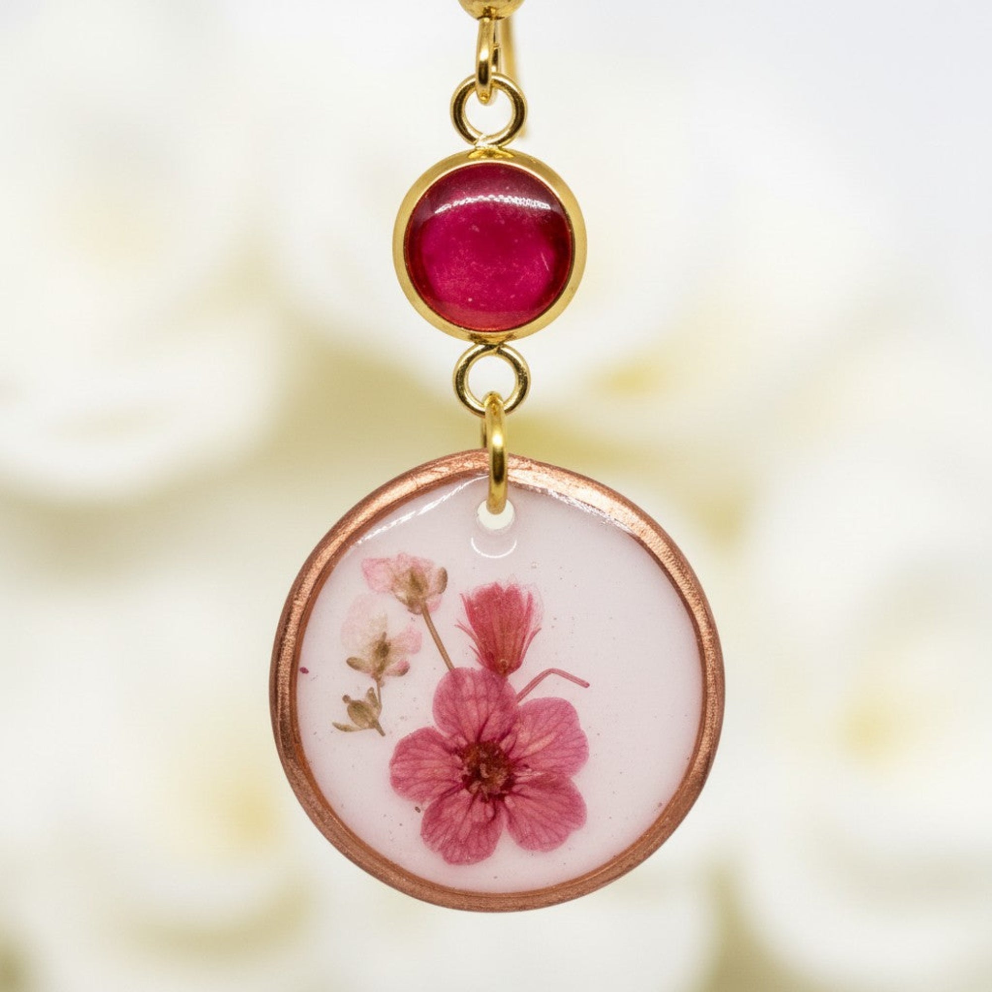 Bella - Øredobber med Prensede Blomster i Epoxy Resin