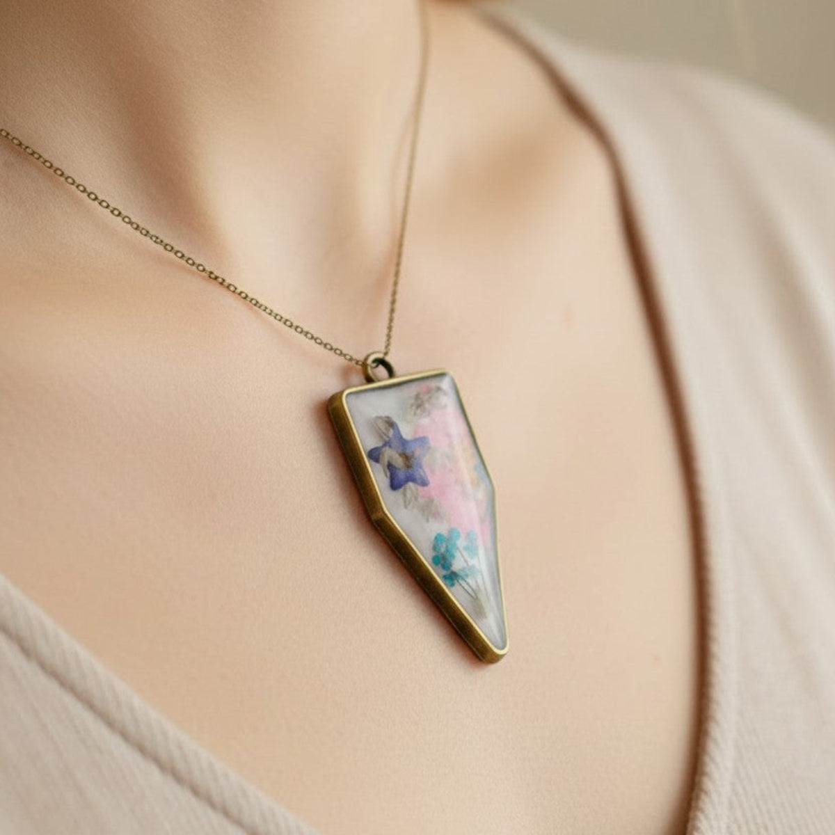 Pandora - Epoxy Resin Anheng Triangulær med Fargerike Blomster