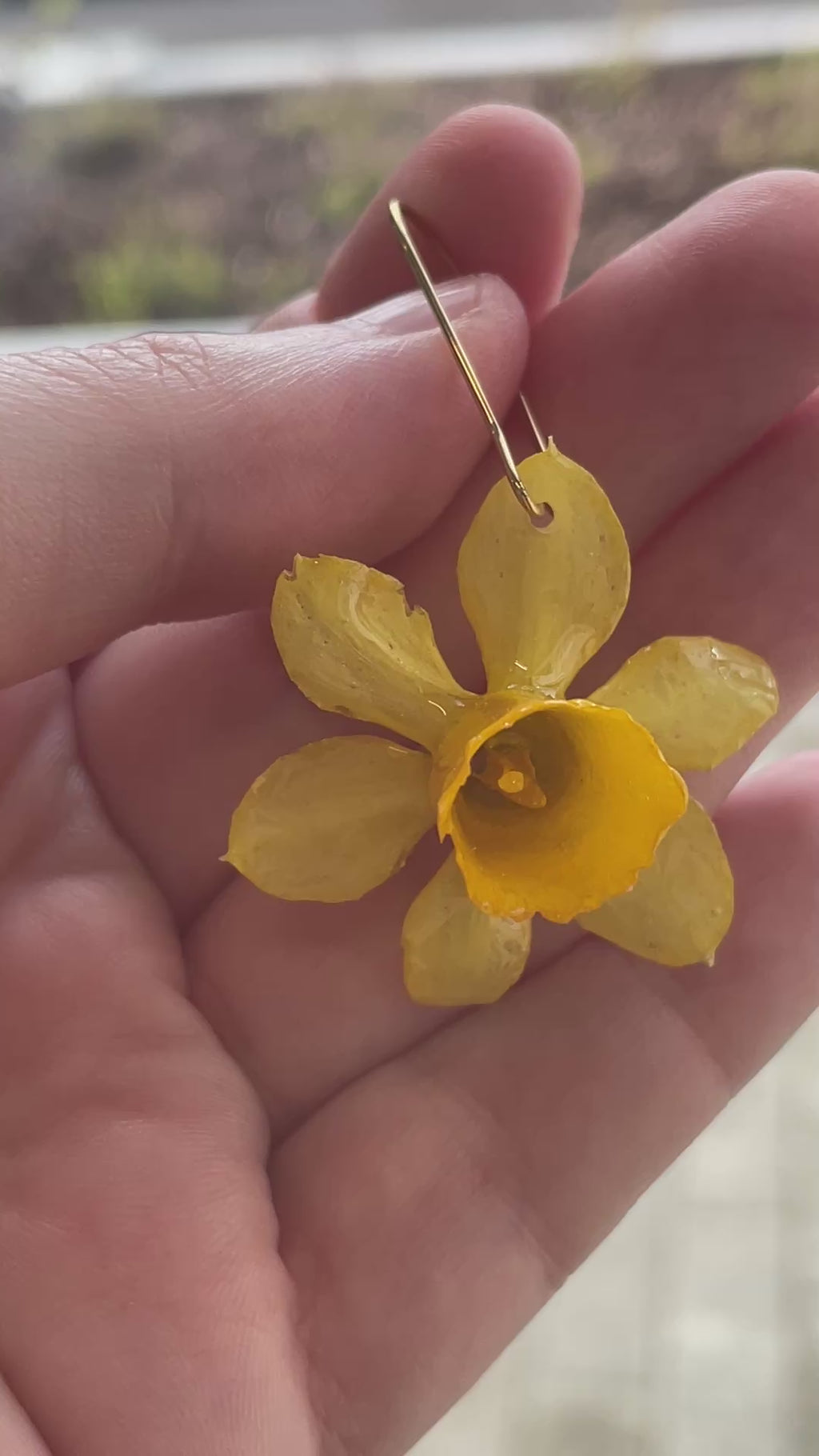 Påskelilje – Håndlagde øredobber med ekte blomster i resin