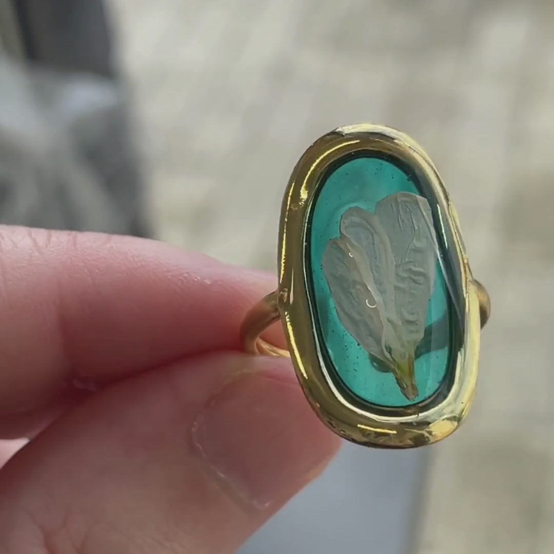 Kronblader – Håndlagde ring med ekte blomster i resin