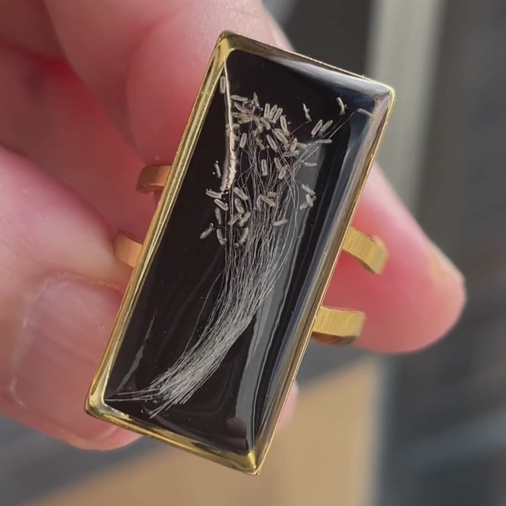 Nox Profunda – Håndlagde ring med ekte blomster i resin