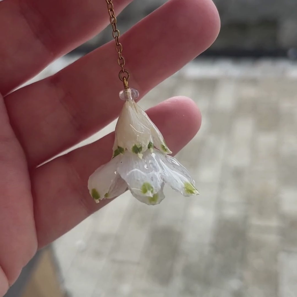 Klosterklokke – Håndlagde øredobber med ekte blomster i resin