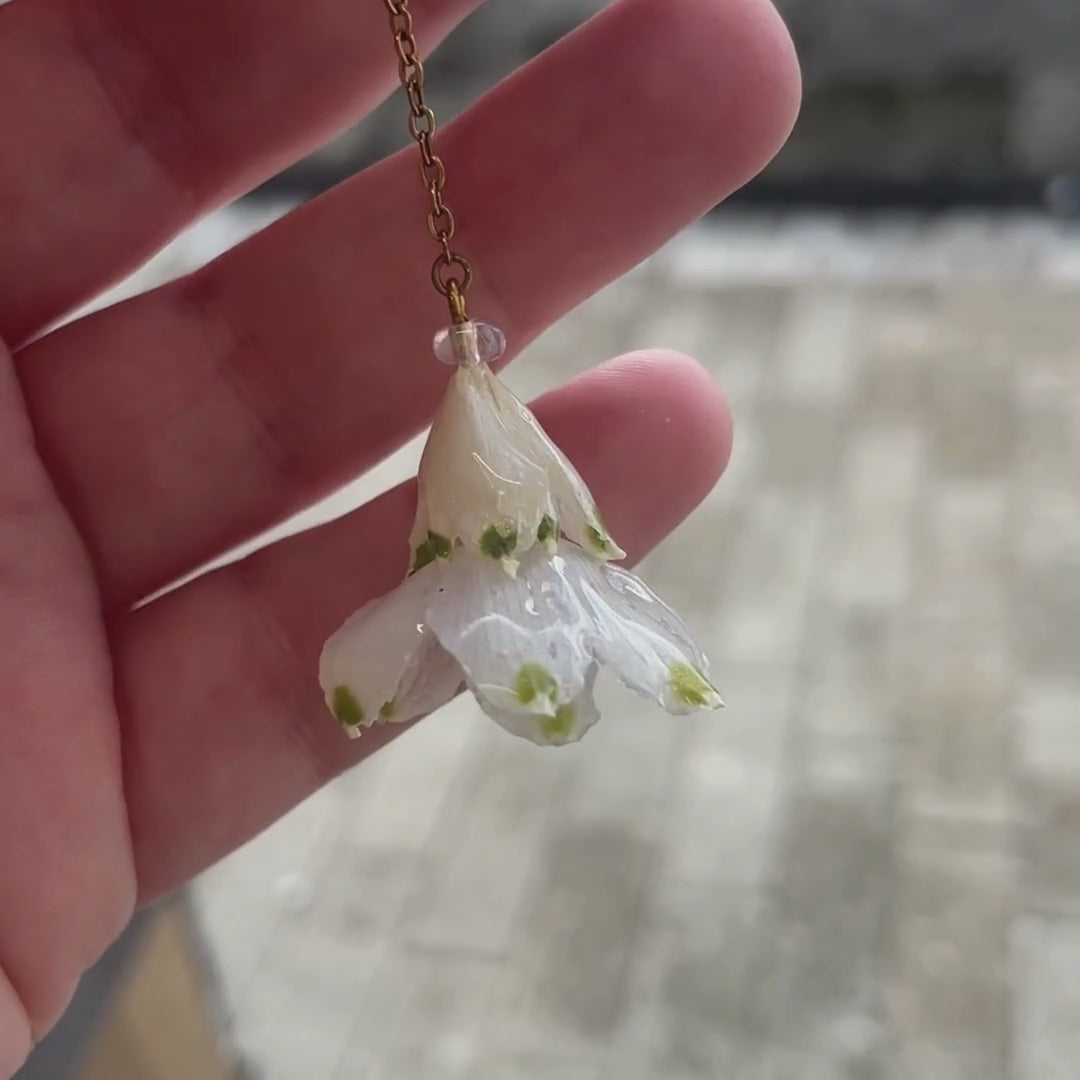 Klosterklokke – Håndlagde øredobber med ekte blomster i resin