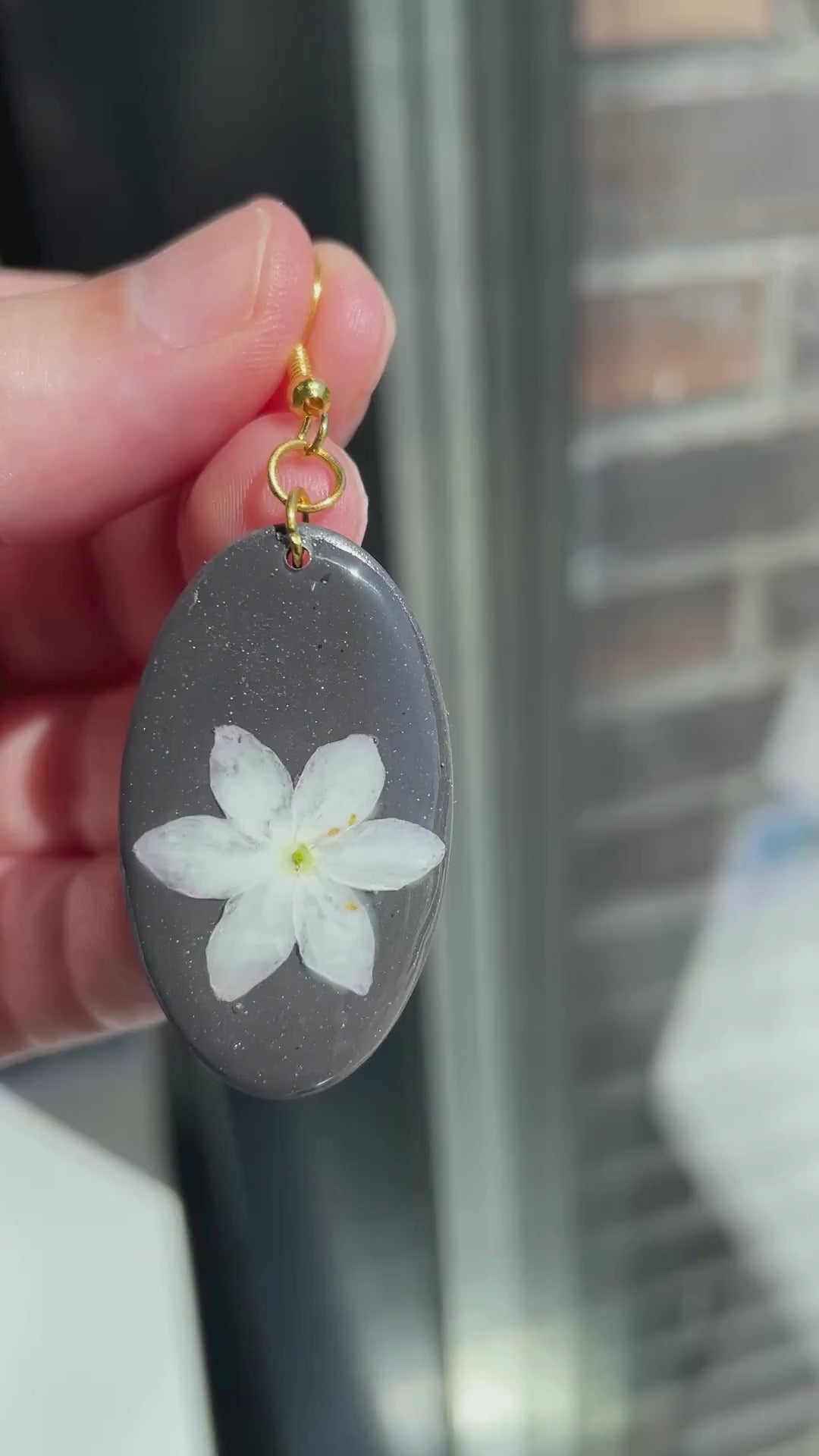 Skogstjerne S2 – Øredobber med ekte hvit blomst i resin – Botaniske sorte øredobber, håndlaget blomstersmykke, naturinspirerte ovale øredobber