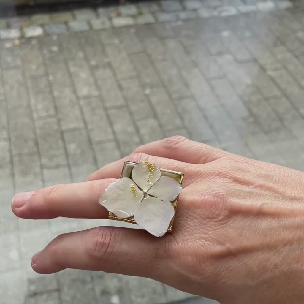 Hortensia II - ring med ekte blomst fra Tenerife 🤍🌿
